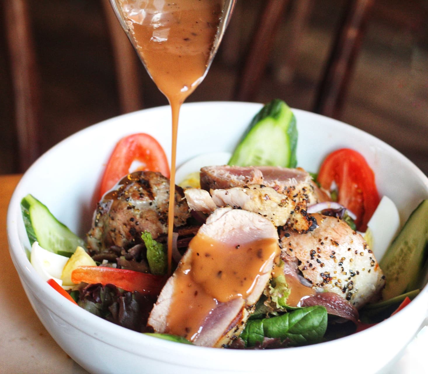Seared tuna salad with cucumber and tomato